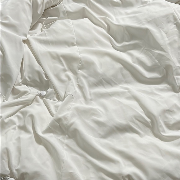 Lululemon Athletica White Puffer Jacket with Cropped Design - Picture 15 of 16